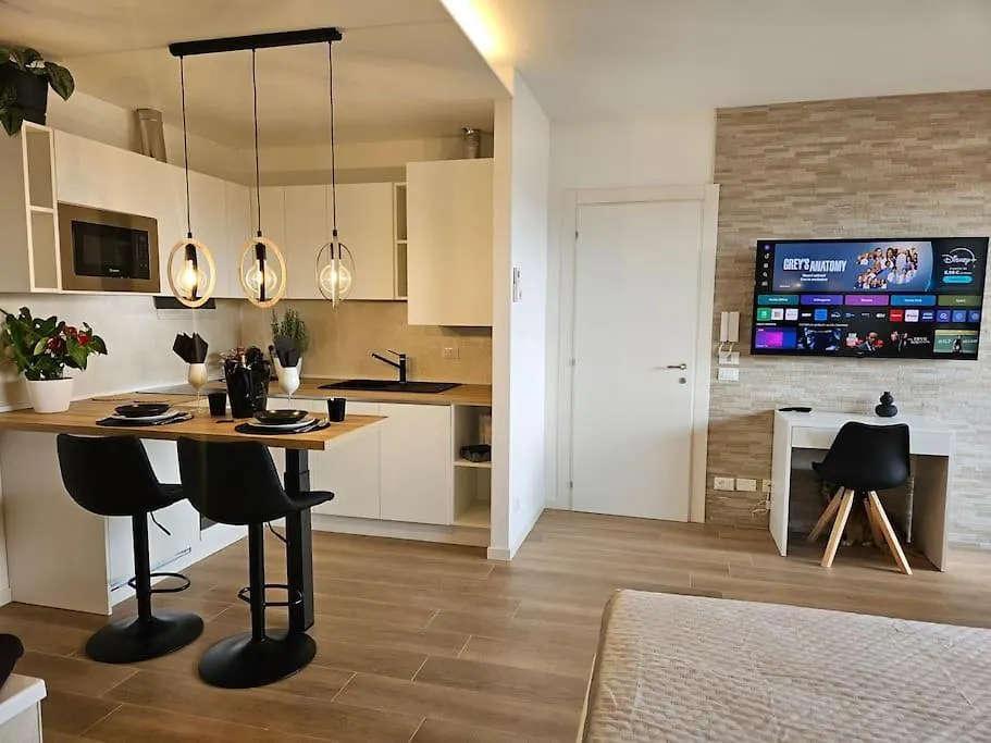 Villa Joy Verona - Luxury Suite 0*,  Italy